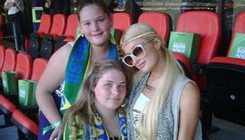 Paris Hilton, arestata in Africa de Sud  pentru ca a fumat marijuana pe stadion