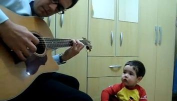 Nu are nici 2 ani si a strans aproape 9.000.000 de vizualizari pe YouTube. Cel mai simpatic baietel canta alaturi de tatal lui