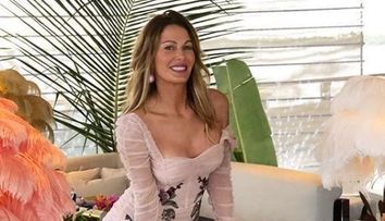 Cea mai bogata compozitoare si cantareata din Marea Britanie. Cine este femeia care o detroneaza pe Adele