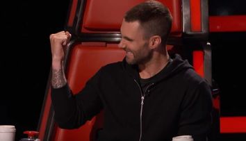 A venit, a cantat si l-a facut pe unul dintre jurati sa cante cu el. Ce l-a facut pe Adam Levine sa urce pe scena
