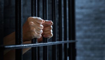 Un bărbat închis pe nedrept 43 de ani, pentru o crimă pe care nu a comis-o, a fost arestat de polițiști imediat după eliberare! Care este motivul