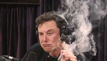 Elon Musk, gest controversat! A fumat, în direct, un trabuc cu marijuana