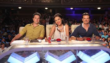 Mihai Petre a facut flotari pe scena, iar Pavel si Smiley au fost cat pe ce sa manance rame la show-urile 