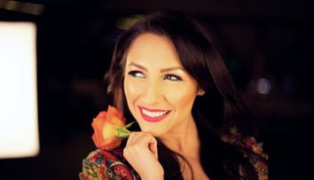 Andra, de nerecunoscut intr-o fotografie recenta. Fanii, izbiti de asemanarea artistei cu Jennifer Lopez