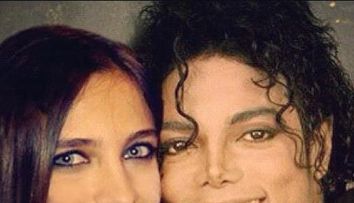 Fiica lui Michael Jackson nu mai e un copil. Cum arata Paris tunsa scurt, cu cercel in buric si imbracata doar in costum de baie