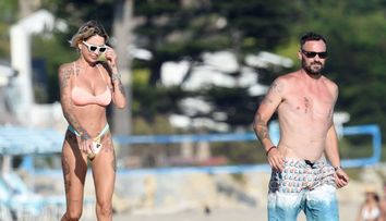 Brian Austin Green s-a împăcat cu Tina Louise. Cei doi au fost fotografiați la plajă în ipostaze tandre