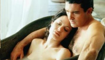 20 de scene nud memorabile: De la Angelina Jolie la Kate Winslet