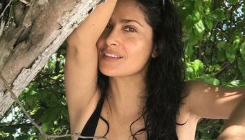 Salma Hayek, răvășitoare în costum de baie, la 52 de ani