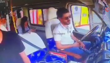 Un șofer, care conducea un autobuz plin, a adormit la volan și a făcut accident. Momentul, surprins pe camerele de supraveghere