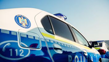 Un polițist băut a provocat un accident în localitatea 2 Mai. O tânără și un copil de 2 ani au ajuns la spital