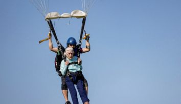 O femeie de 104 ani a murit la doar câteva zile după ce a sărit cu parașuta și a spart un record de Guinness Book