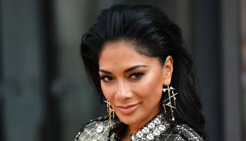 Nicole Scherzinger, yoga pe plajă. Cântăreața, în vârstă de 41 de ani, și-a etalat trupul perfect