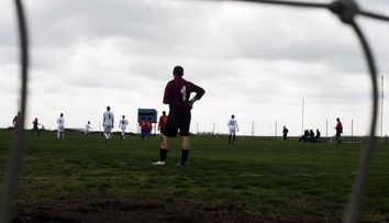 Portarul de fotbal cu o singura mana. New York Times a venit in Romania sa scrie despre echipa lui dupa un articol www.sport.ro