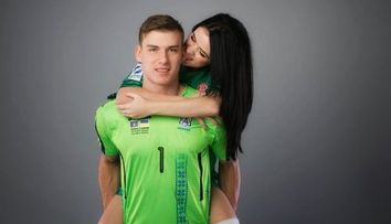 Ce soție frumoasă are portarul naționalei Ucrainei. Tânăra face furori pe Instagram cu ipostazele sexy