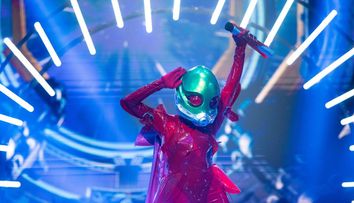 Masked Singer: Extraterestul, apariția incendiară a serii. Costmul roșu de latex a subliniat formele unei vedete feminine