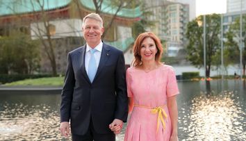Klaus Iohannis, în pantaloni scurți pe munte. Președintele României și soția sa au urcat pe Vârful Moldoveanu