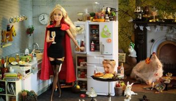 Barbie reinventata. Cum arata celebra papusa in ipostaza de criminala in serie, femeie usoara sau mama nepasatoare
