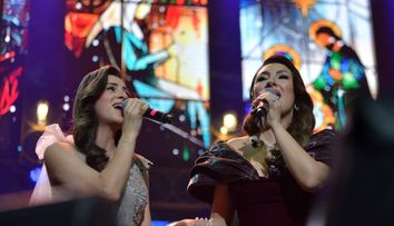 Magie deasupra norilor și concert la 10.000 de metri altitudine! Andra și 3SE au colindat un avion întreg, alături de câștigătoarele MasterChef și Trădătorii