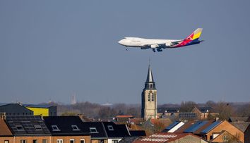 O femeie a născut în avion, în timpul zborului. Cetățenia bebelușului a devenit subiect de controversă! Ce naționalitate ar trebui să aibă nou-născutul?
