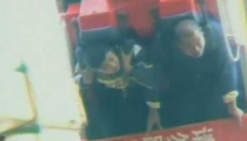 Au ramas blocati cu CAPUL IN JOS in cel mai inalt punct al unui roller coaster! VIDEO