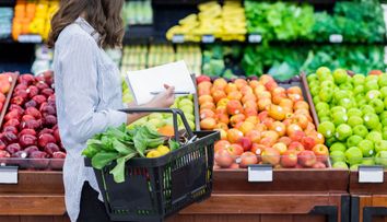 Topul celor mai contaminate fructe si legume in 2018. Ce recomanda specialistii