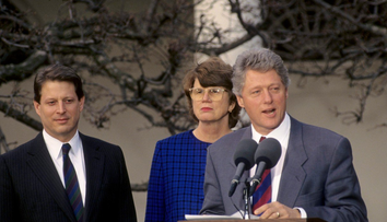 Bill Clinton, într-o rochie în casa unui fost miliardar. Imaginile au fost făcute publice