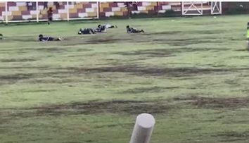 Șocant! Fotbalist mort după ce a fost lovit de fulger în timpul meciului. Mai mulți jucători s-au prăbușit pe teren, iar portarul a fost rănit grav - VIDEO