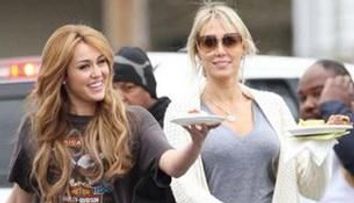 Tish Cyrus o sustine pe Miley, dupa scandalul cu plante halucinogene