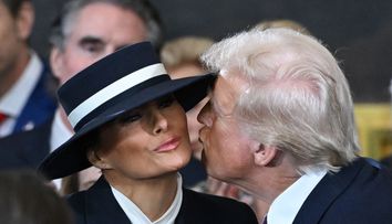 Val de glume pe internet și comentarii acide la adresa Melaniei Trump, după ce Casa Albă a prezentat portretul oficial al Primei Doamne: „Clipește de două ori dacă ai nevoie de ajutor!”