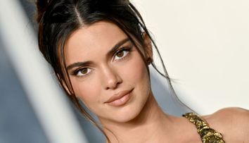 Kendall Jener, lipsită de inhibiții în fața paparazzilor. A purtat un top transparent, care a lăsat totul la vedere