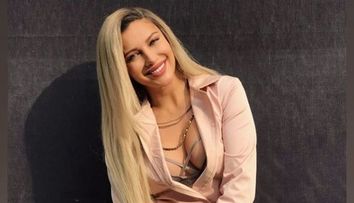 Fotografie rară cu Lora brunetă! Iată cum arăta artista când era doar o adolescentă
