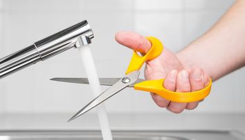 10 moduri în care poți economisi apă – răspunsuri la problema majoră pe care o are acum România