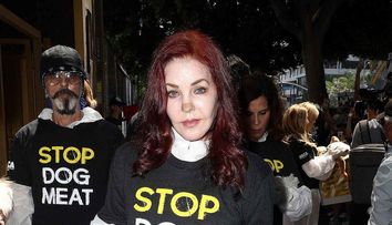 Priscilla Presley, apariție șocantă alături de Kim Basinger. S-a fotografiat cu un câine mort în brațe 