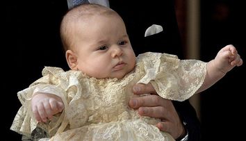 Ce simpatic e Printul Gerorge la opt luni. Prima fotografie cu fiul Printului William si al Ducesei de Cambridge, dupa botez