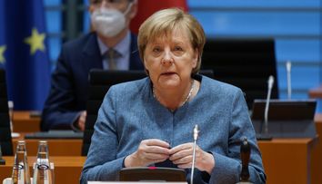 Angela Merkel, surprinsă în costum de baie! Fotografii de arhivă cu liderul german