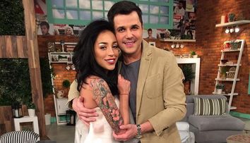 Pare a fi o simpla tinuta de culoare neagra, insa aparitia ei e cu adevarat speciala. Perechea de incaltari WOW purtata de Ruby in direct la TV