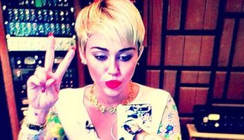 Miley Cyrus a pozat goala pe coperta revistei 