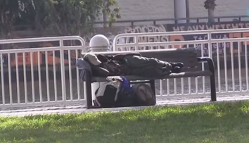 A trezit un cersetor care dormea pe o banca pentru a-i da o lectie fiului sau. Ce a urmat apoi e cu adevarat emotionant