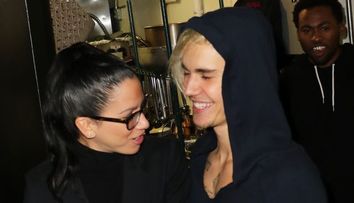 Aparitia rara, surprinsa de paparazzi: Justin Bieber, cu mama in club. Tinuta sexy care o face sa arate ca o pustoaica