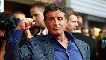 Sylvester Stallone, surprins la cumpărături cu mănuși chirurgicale în mâini