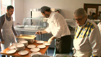 Chef Adrian Hadean si Chef Patrizia au pregatit un pranz savuros pentru zeci de oameni nevoiasi