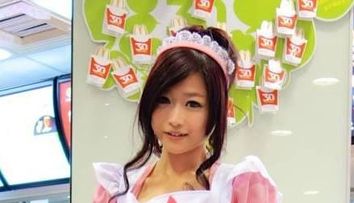 Toata lumea se inghesuie la un fast food din Taiwan ca sa-i faca ochi dulci uneia dintre vanzatoare. Cum arata tanara