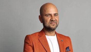 Cosmin Seleși este prezentatorul emisiunii „Batem Palma?”