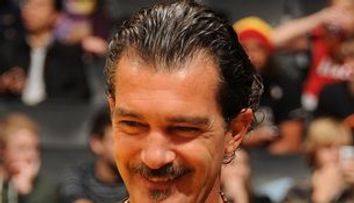 Antonio Banderas si-a scos fiica la un meci de baschet: el s-a uitat dupa majorete, iar ea a butonat tot timpul pe telefon! FOTO