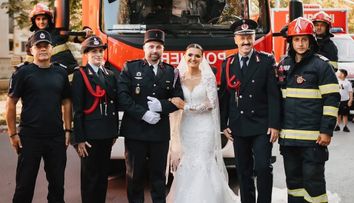 El este pompier profesionist în Franța de peste 20 de ani, însă și-a dorit să facă nunta în România, alături de colegi pompieri din Franța și Belgia. Cea mai importantă zi din viața Andrei și a lui Loïc a devenit memorabilă