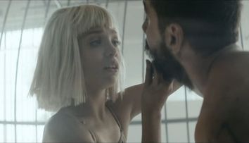 A lansat piesa care a devenit cel mai mare hit al anului 2014, iar acum revine cu un nou single de succes. Sia prezinta videoclipul 