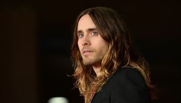 VIDEO: Actorul Jared Leto la un pas să-și incendieze casa