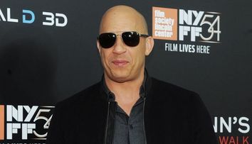 Unul dintre cei mai fiorosi actori, aparitie eleganta pe covorul rosu. Cum a fost fotografiat Vin Diesel