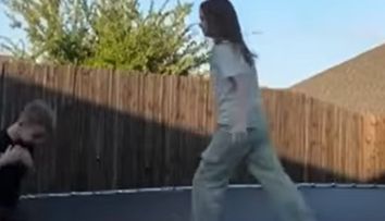 O fetiță de doar 10 ani, suprinsă cum își salvează fratele care se îneacă cu mâncare. Cum a reacționat mama celor doi: „Un înger păzitor!”