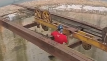 Sfideaza moartea la fiecare pas. Cine este romanul care a innebunit intreaga lume cu acrobatiile lui